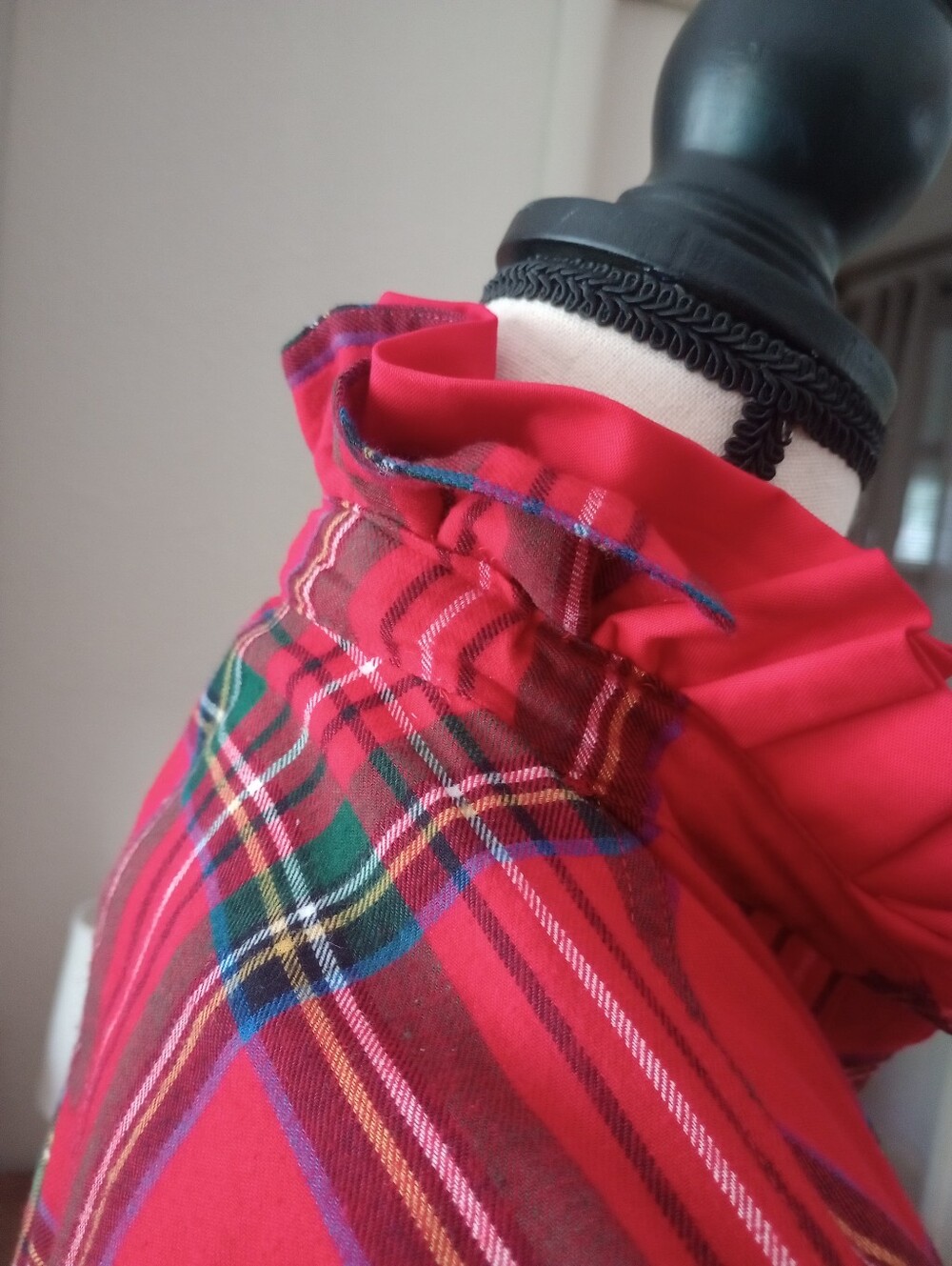 Red Plaid Ruffled Collar Tie-Front Shirt - Picture 5 of 11